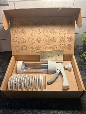Cookie Press by The Pampered Chef. Like New in box. Makes many different shapes.